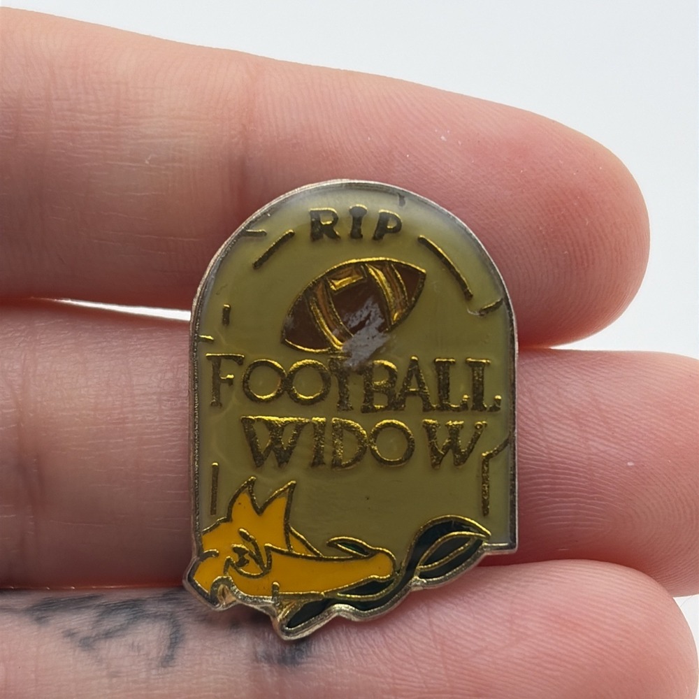 Vintage 1986 Football Widow RIP Tombstone Grave Lapel Hat Pin Amer Gag Bag